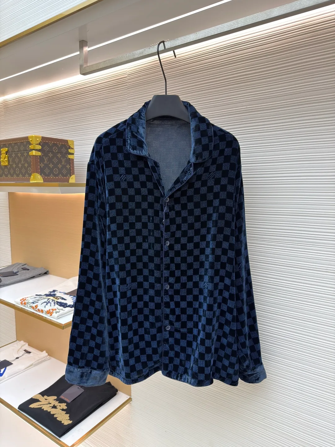 LOUIS VUITTON velvet checkerboard printed shirt ●Original version: purchased and developed for 17700 ●Item number: 1681273-B70 ●Fabric: rayon blended velvet fabric ●Technology: printing production ●Color: blue and black plaid ●Version: fitted version ●Weight: about 345 grams ●Size: XS-S-M-L ●Description: Made of nylon + rayon blended velvet fabric, scanned the Y pattern to make the pattern, using a mechanical mesh of 120 mesh, a large round mesh, the slurry is mixed with powder slurry + glue, and the finished cloth is washed in a rope shape to remove the surface prints The flower paste material and the flower position of the cutting pieces are cut with positioning flowers. All single pieces are cut from the rough pattern and manually re-arranged to correct the flower position. The door cuffs are made of rayon satin wrapped with a 0.1cm wide cotton core and are matched with hand-stitched hardware buttons with glossy finish. The overall routing is straight and delicate, the fabric is comfortable and soft, the color is consistent and there is no color difference, it can be matched with the same style to create a fashionable look, and can be used in various occasions, customized accessories, complete with three standards, the same style for men and women!